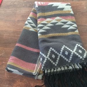 New with tags blanket scarf! Beautiful pattern ❤️